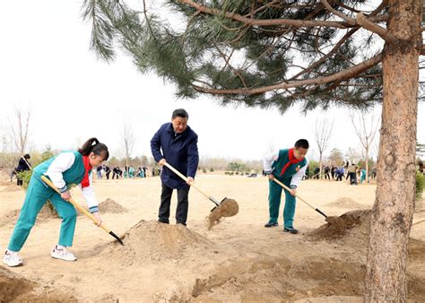 When Xi Jinping Participated In The Voluntary Tree Planting Activities