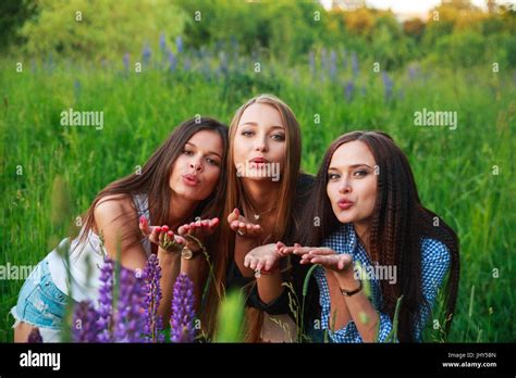 Trois Belles Jeunes Filles Heureux Meilleurs Amis Envoyer Un Baiser