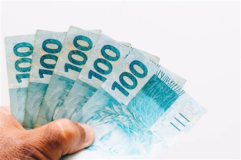 Dinheiro Do Brasil Notas Reais Dinheiro Brasileiro Na Mão De Um Homem