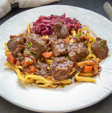 Omas Saftiges Hirschgulasch Rezept Mit Rotwein Rezept Hirschgulasch Rezept Rezept