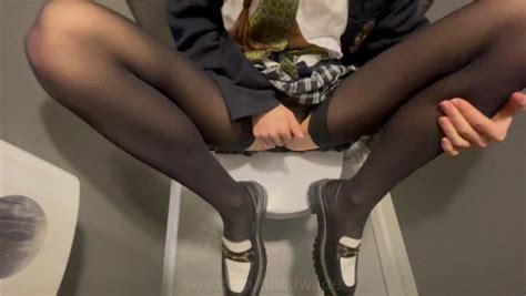 Nnikiwilde Schoolgirl Masturbates In Toilet During Recess Tiny