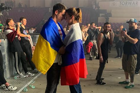 Влюбленные сфотографировались накинув на плечи флаги России и Украины