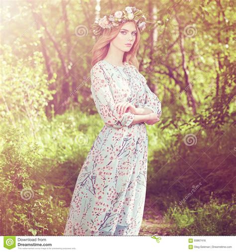 Bella Donna Bionda Con La Corona Del Fiore Sulla Sua Testa Fotografia Stock Immagine Di Trucco