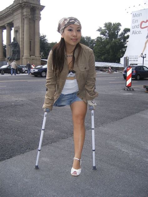 One Leg Amputee Woman Crutches Foto