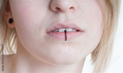 Durchschnittlich Traube Katarakt Lip Ring Piercing Vorläufig