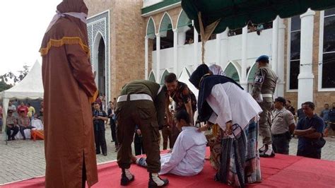 Video Heboh 1 Wanita Di Aceh Timur Berzina Dengan 2 Dua Lelaki Dicambuk Bersamaan 100 Kali