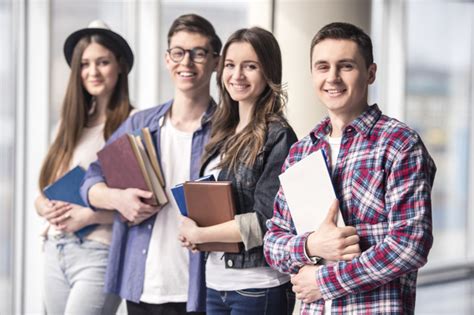 Gratis para usos comerciales ✓ no es necesario reconocimiento ✓. Grupo de jóvenes estudiantes felices en una universidad ...