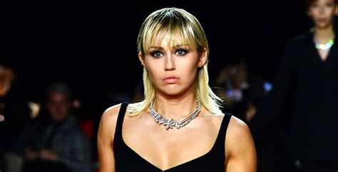Miley Cyrus Shows Off Rocking Body Walking In Marc Jacobs Nyfw Show