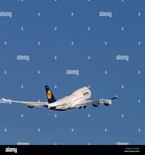 Lufthansa Boeing 747 Jumbo Jet Hi Res Stock Photography And Images Alamy