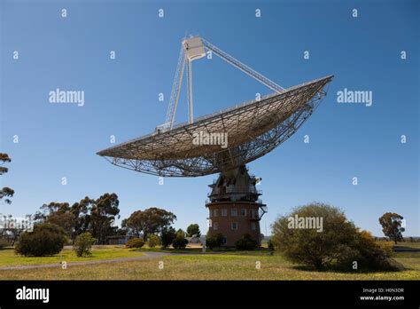 Csiros Parkes Radio Telescope Is A 64 M Diameter Parabolic Dish Used