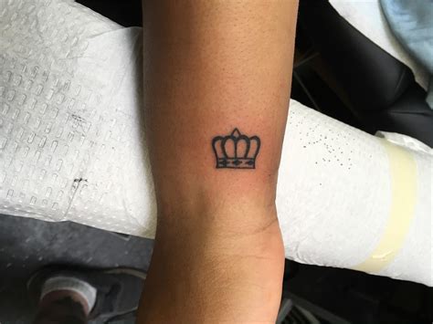 Lovely Simple Graphic Tattoos We Otomotive Info Small Crown Tattoo