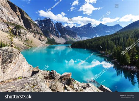 Beautiful Turquoise Waters Moraine Lake Snowcovered 스톡 사진 568956664