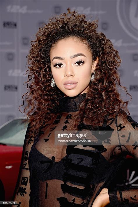 Model Bella Harris Attends The 2016 American Music Awards Red Carpet