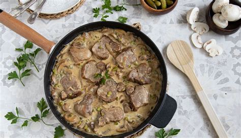 Por ello, hoy conocerás todo sobre el una exquisita preparación, que además, es muy saludable gracias a la combinación de los nutrientes del cerdo con el ingrediente vegetal: Solomillo de cerdo en salsa Strogonoff | La Granja