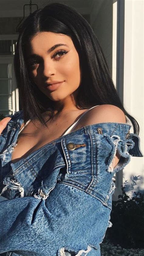 Kylie Jenner Shows Off Her Cleavage In Skimpy Crop Top On Photo Shoot Artofit