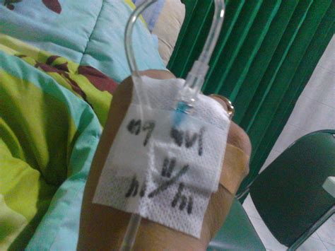 Terbaring Gambar Tangan Di Infus Di Kamar Rumah / Gambar Orang Dirawat