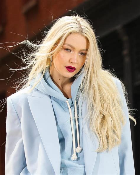 harper s bazaar españa on instagram “gigi hadid ha vuelto a poner de moda el rubio hielo desde