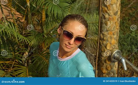 Mujer Duchándose En Un Jardín Cerca Del Hotel Niña En Swimsui Azul