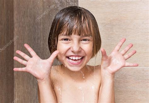 Kleines Mädchen Badet Zu Hause Unter Der Dusche — Stockfoto © Valiza 105346928