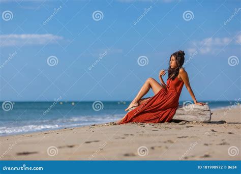 Jovem Mulher Sentada Na Areia Da Praia Foto De Stock Imagem De Areia Brisa
