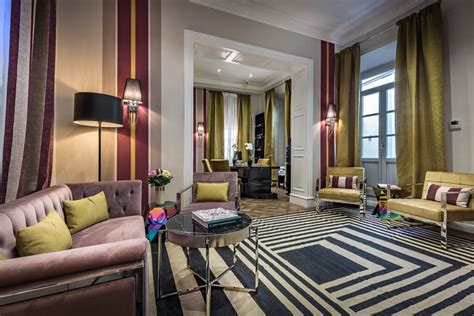 Warm colours and genuine wooden materials create a magical, smooth atmosphere within the entire hotel. Atmosfere glam e richiami dal passato per Artè Boutique ...