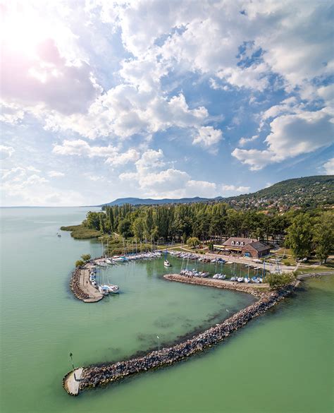 A víz hőmérséklete sekély mélysége folytán gyorsan követi a. Lake Balaton on Behance