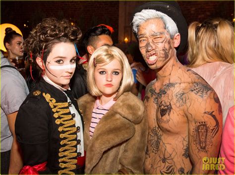 Photo Hailee Steinfeld Kaitlyn Dever Just Jared Halloween Party 12