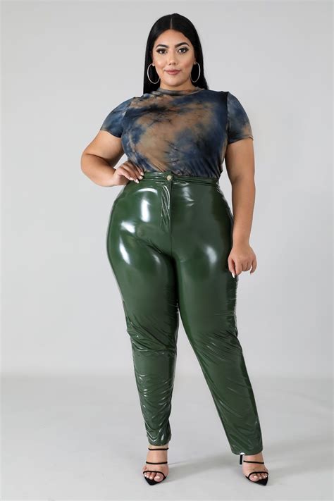 what to wear with leather leggings plus size