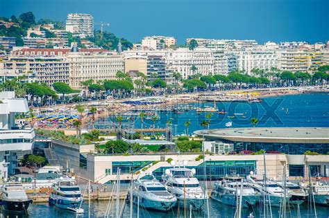 Ketnath spielt darin den aspirinhändler und filmvorführer johann hohenfels, der das hinterland brasiliens in den 1940er jahren bereist. Cannes, stadt-, bootfahren | Stockfoto | Colourbox