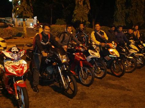 Pemuda harapan bangsa, pemudi tiang negara. Awesome :): Ride Balik Kampung Arah Selatan
