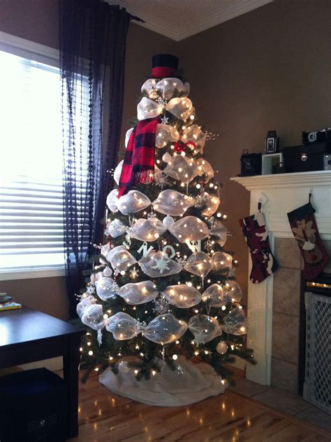 Learn How To Decorate Your Christmas Tree Like A Snowman