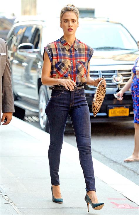 Jessica Alba S Best Street Style Moments Us Weekly Fashion Mode Minimal Fashion Star Fashion