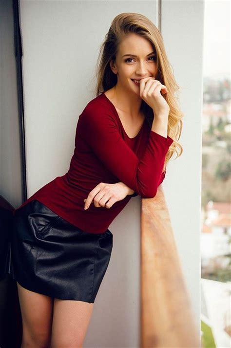 Yasmin Allen Hot Leather Skirt Ünlülerin Tarzları Güzel Kadınlar Modelleme