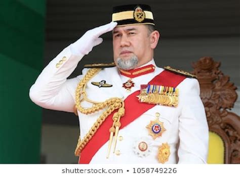 Muhammad v had tried to fulfill his responsibilities as the head of state, and was an anchor of stability, source of justice, basis of unity and uniting factor. Menikahi Model Rusia, Ini Sosok Raja Malaysia Sultan ...