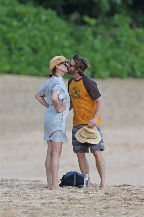 Julia Roberts And Danny Moder Share A Sweet Kiss On The Beach In Hawaii