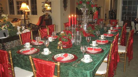 Check out these festive and fun table setting ideas including table activities to keep them busy while waiting for the big meal. christmas tablescapes | Red and green tablescape for ...