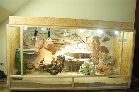 4x2x2 enclosure at a minimum, i prefer to keep mine in a 5x2x2 or 4x2x3. Bearded Dragon Enclosure Build