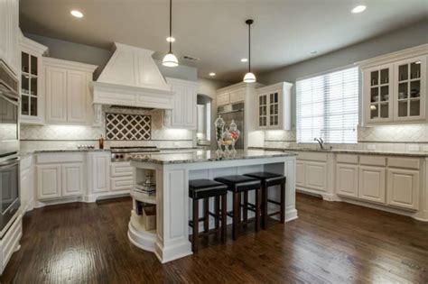 To go contemporary, pair your white cabinets with black hardware. 30 Antique White Kitchen Cabinets (Design Photos ...