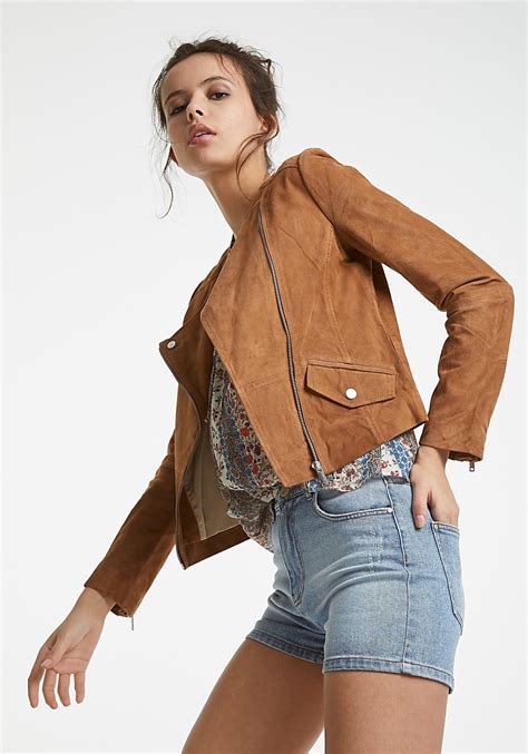 Allié avec vos vêtements préférés, vous serez toujours bien habillée. Épinglé sur Mode Femme