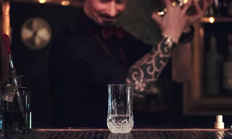 6 Signs Your Bartender Is Into You Meetthepeople