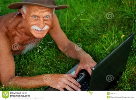 Портрет пожилого мужчины. Старик в шляпе. Фотопортреты пожилых мужчин. Old man stocking. Гарольд hide the pain.