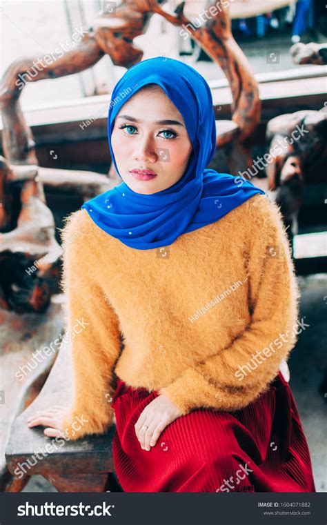 Beautiful Muslim Girl Hijab Stock Photo 1604071882 Shutterstock