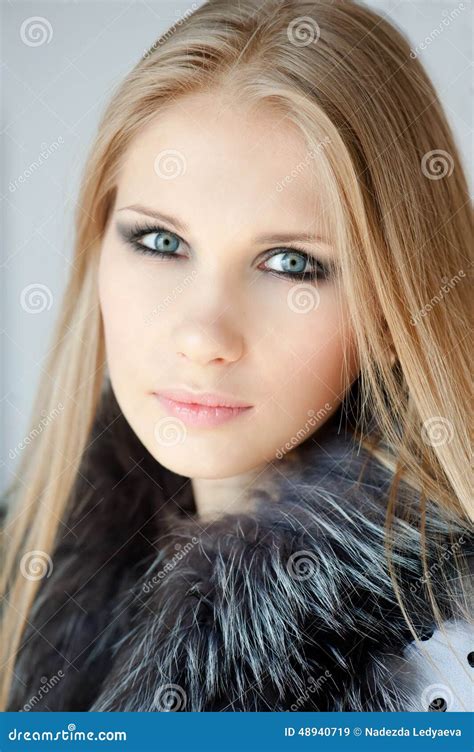 一名美丽的新白肤金发的妇女的纵向 库存图片 图片 包括有 方式 魅力 概念 眼睛 查找 高雅