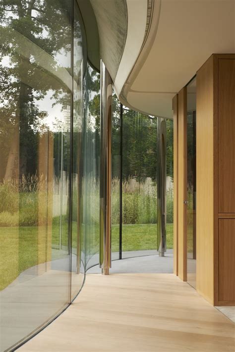 A Splendid House In London With Curved Glass Walls And A Beautiful Garden