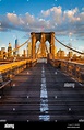 Die Brooklyn Bridge in New York City ist eine der ältesten Hängebrücken ...
