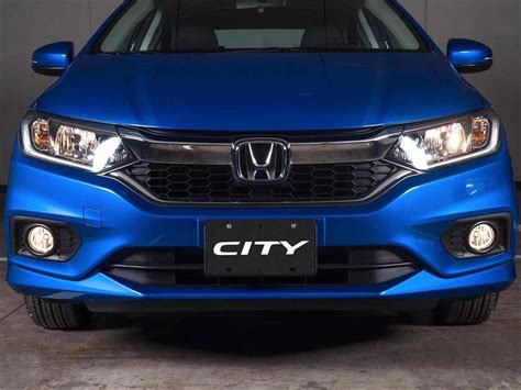 It is available in 5 colors and dual clutch. Honda City LX CVT 2019 - Car Fast