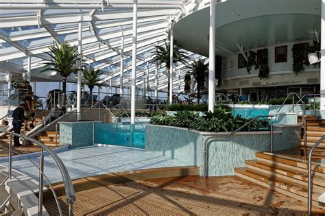 Indoor outdoor pools | adjustable swim current. Pool & Solarium | Quantum of the Seas | Kreuzfahrtschiff ...