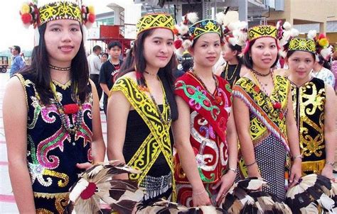 Negeri sarawak yang dikenali sebagai bumi kenyalang merupakan negeri terbesar di malaysia dan dikategorikan sebagai malaysia timur. MASYARAKAT PERIBUMI DAN SUKU - KAUM DI NEGERI SARAWAK BUMI ...