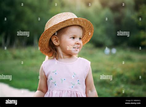 Lindo Bebé Niña Retratoniña En Un Sombrero De Paja Sonríe Y Mira A La