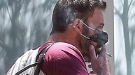 Ben Affleck se convierte en meme al pillarle fumando mientras lleva ...